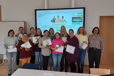 Gruppenbild mit den 11 Teilnehmerinnen des Weiterbildungskurses sowie Einrichtungsleiterin Martina Schweiger von der städtischen KiM-Kita in Penzberg.