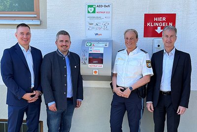 Bild zur Pressemitteilung: VR-Bank Raiffeisenbank Starnberg-Zugspitze spendet Defibrillator