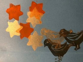 Ein mit Siebruck erstelltes Bild mit zwei schwarzen Tauben und drei goldenen und drei silbernen Sternen. 