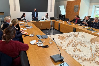 Im Sitzungssaal des Rathauses trafen sich die Wirtschaftsförderer zweier Landkreise. Bürgermeister Stefan Korpan begrüßte die Teilnehmer zum Netzwerktreffen.
