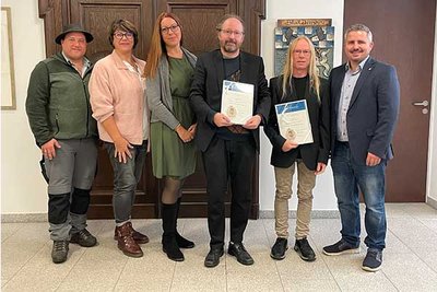 Bürgermeister Stefan Korpan mit den Jubilaren Christian Benke und Holger Jung sowie Monika Engel (Personalamt), Heidi Burger (Musikschule) und Florian Fürst (Personalrat). Foto: Stadt Penzberg