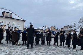 Das Foto zeigt die Stadtkapelle beim Ständchen am Heiligen Abend 2024 auf dem Stadtplatz. Im Hintergrund ist das Penzberger Rathaus zu sehen. 